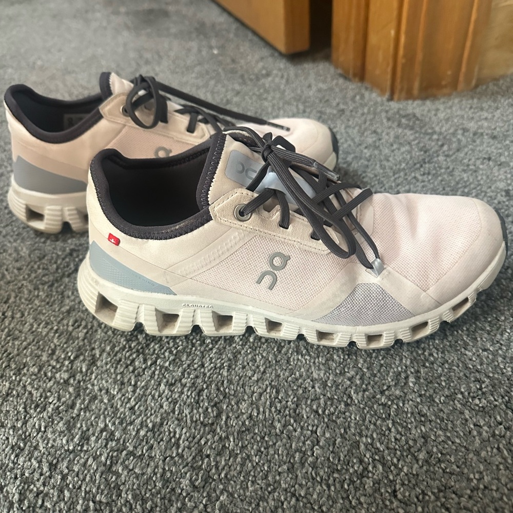 On Running Cloud Sneakers in Gray/pink and White